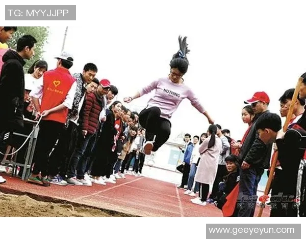 奋勇争先展风采 游泳运动员挑战极限超越自我